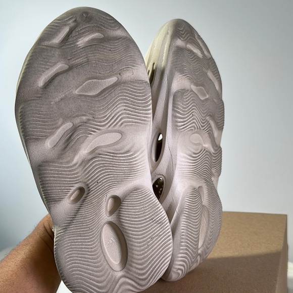 Adidas Yeezy YZY Foam RNNR ‘Sand Men’s size 5 FY4567 Tan Slide FAST SHIPPING - Picture 10 of 14